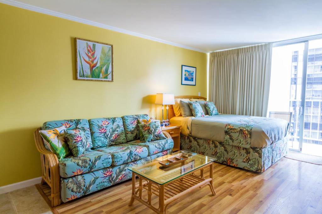 Tropical Studios at Marine Surf Waikiki - FREE PARKING - BEST LOCATION - FULL KITCHEN - SWIMMING POOL Main image 2